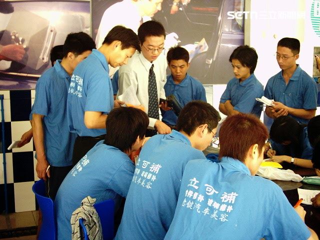 陳至璿修補玻璃的技術一開始是母親引進學習，20多年前他專注研究，還比進國際修補大賽，吸引許多人爭相當他學徒。（圖／修補玻璃達人陳至璿提供）