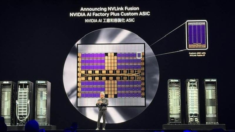輝達黃仁勳與OpenAI奧特曼先後快閃台灣，前者為協調NVIDIA受美國禁令衝擊的AI晶片供應，後者則為「星際之門」計畫與自研晶片尋求台積電及鴻海支持。此時美國拋出「五五分」產能移轉提案、對進口晶片祭出百％關稅，中國則加速自主化，台積電南京廠遭撤授權並面臨美方調查。台灣矽島在美中科技戰夾擊下，成為全球AI供應鏈與地緣政治角力核心。（圖／記者師瑞德攝影）