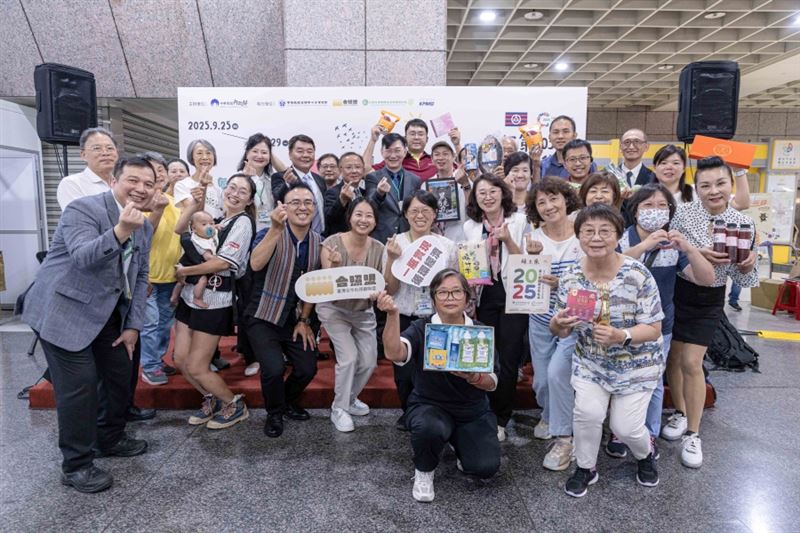 內政部舉辦「第103屆國際合作社節展售會」系列活動，董建宏政務次長(第三排中)與展會人員合影。（圖／中華民國全國中小企業總會提供）