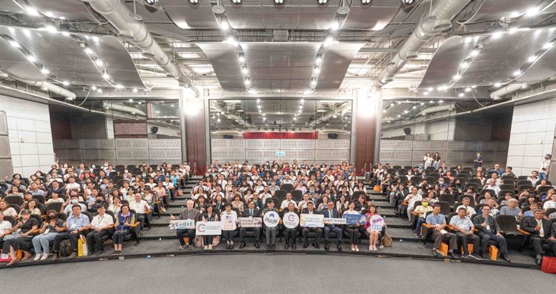 內政部董建宏政務次長與獲獎單位及代表合影。（圖／中華民國全國中小企業總會 提供）