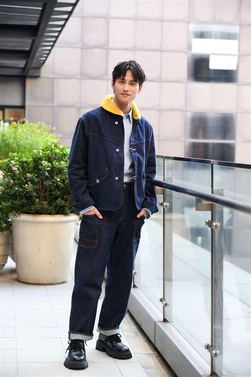 范少勳身穿kenzo、tun_grp服裝受訪。（圖／三立提供）