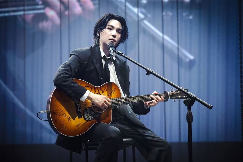 SUGA去年就開始親自參與音樂志工服務，透過吉他演奏接觸自閉症兒童。（圖／翻攝自IG @agustd）