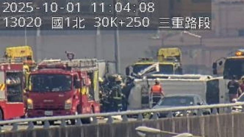 國1高架南向29.8K三重路段車禍事故，一輛救護車翻覆倒在外線車道上。（圖／翻攝畫面）