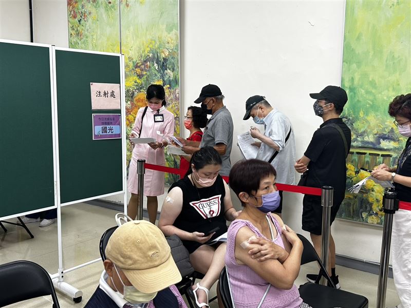 民眾在台大醫院接種流感/新冠疫苗。（圖／記者簡浩正攝影）