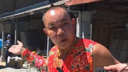 酸民指出胡漢龑在災區擺拍救援機具，他不滿回嗆「先做給我看，再來講我」。（圖／胡漢龑提供）