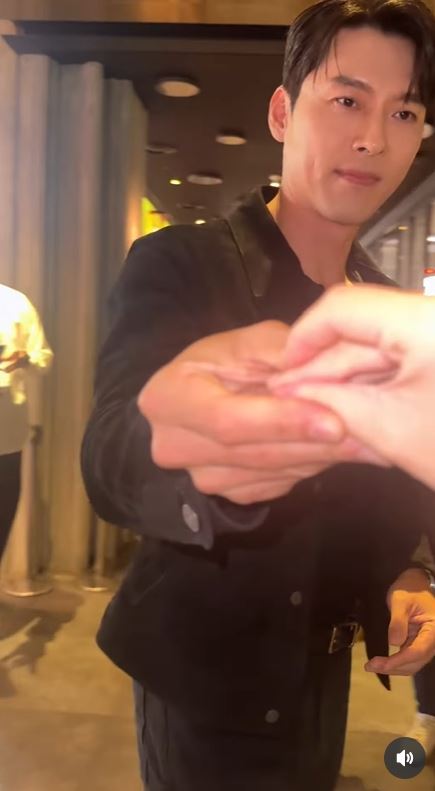 玄彬伸手把粉絲的「半顆心」捏扁，變成了一場握手。（圖／翻攝自IG @eyesmag）