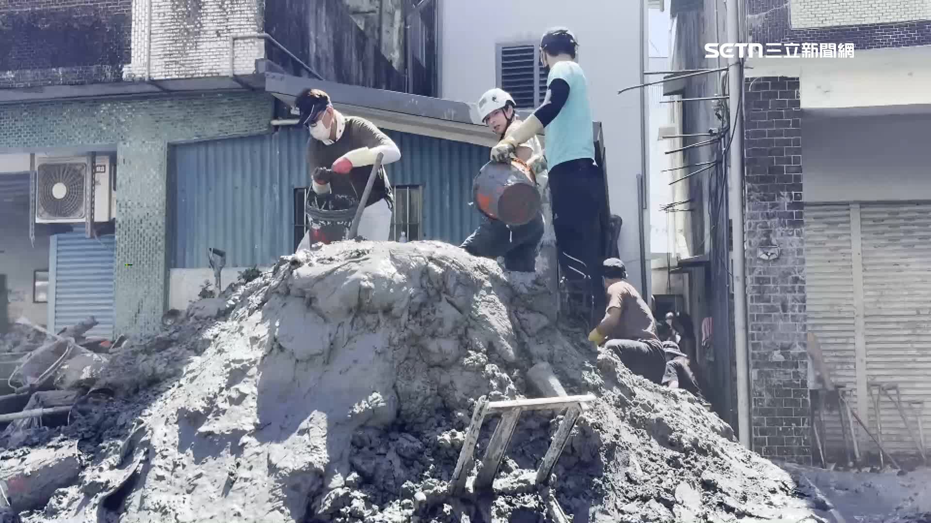 志工只能爬在土堆上救災
