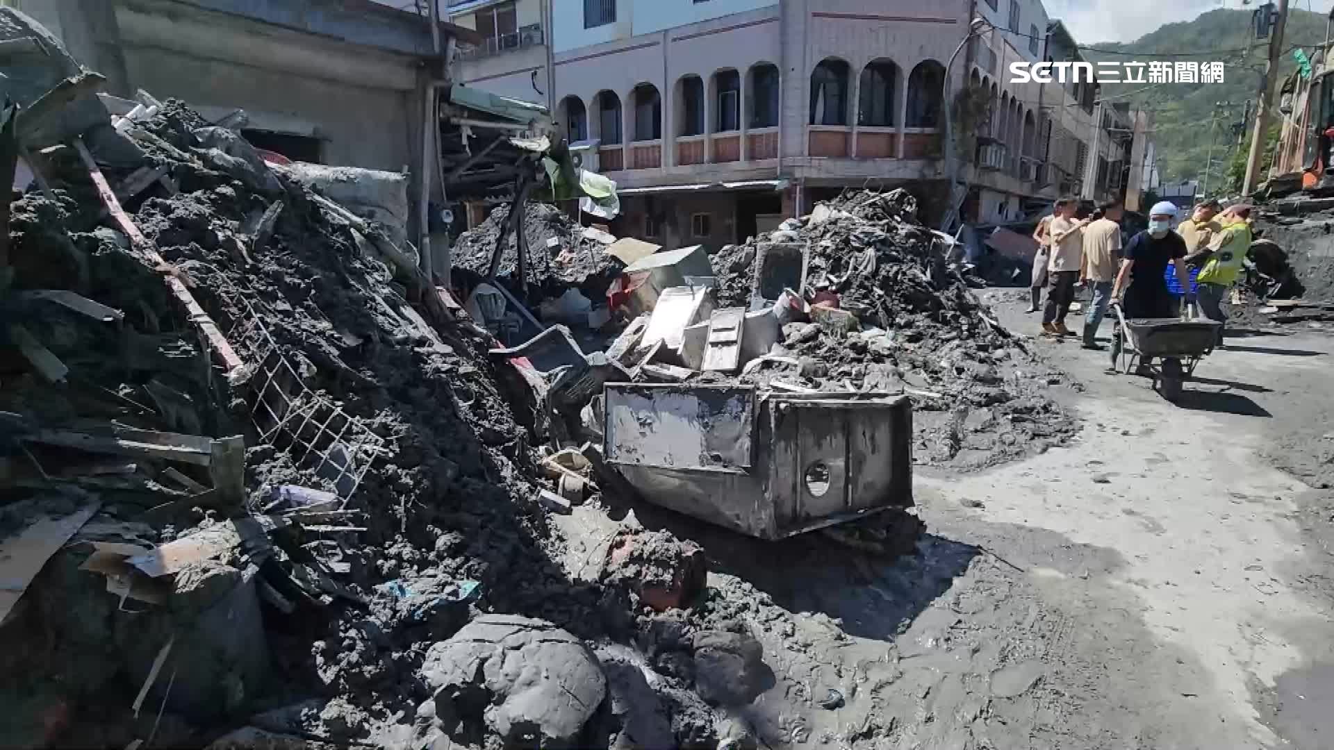 路邊土堆已經堆出一層樓高