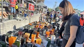 沒有帶雨鞋的打掃志工，請到『雨鞋惜福區』試穿尺寸大小適合的雨鞋！（圖／林弘展提供）