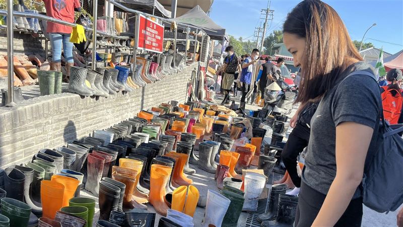 超人們愛心接棒!光復火車站雨鞋惜福區