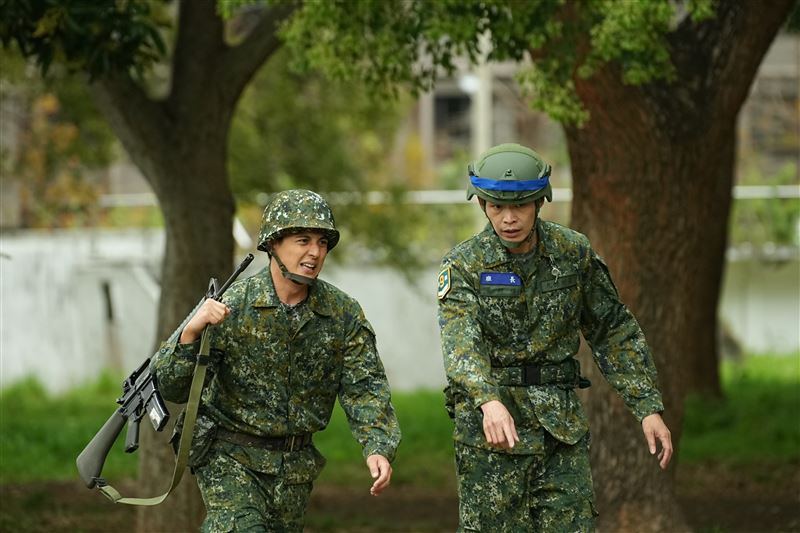 黃鐙輝（右）陪著曾子余跑完500障礙。（圖／台視提供）