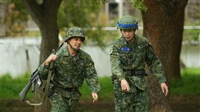 黃鐙輝(右)陪著曾子余跑完500障礙。（圖／台視提供）