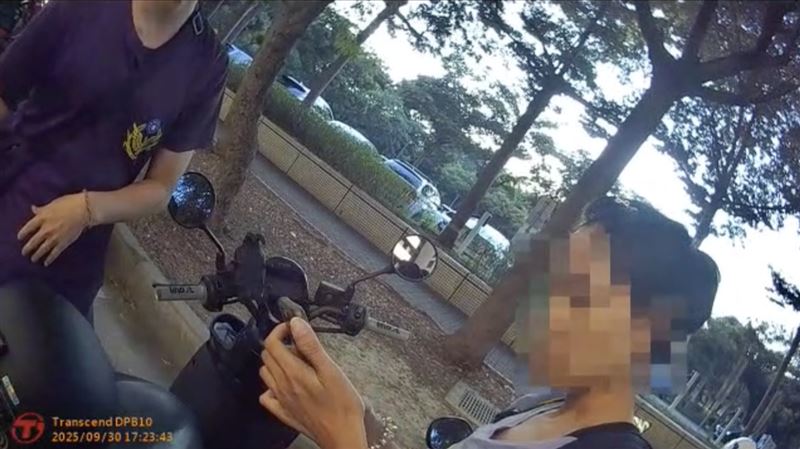 台中家暴女遭便衣警盤問時突大喊「警察搶劫」。（圖／翻攝畫面）