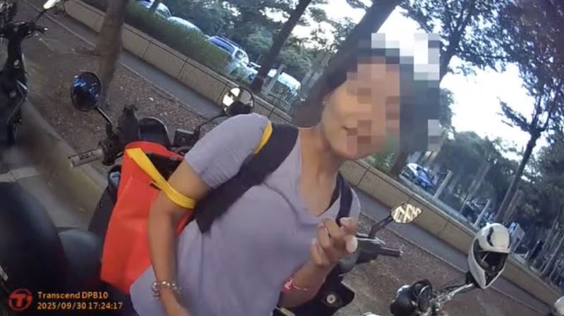 家暴女遭盤問突吼「警察搶劫」警車秒載走