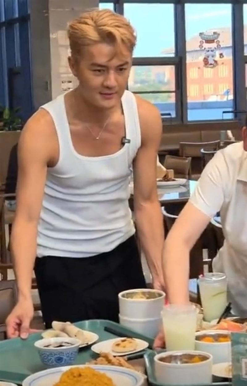 吳克群因為校園音樂節，所以出現在大學食堂。（圖／翻攝自微博）