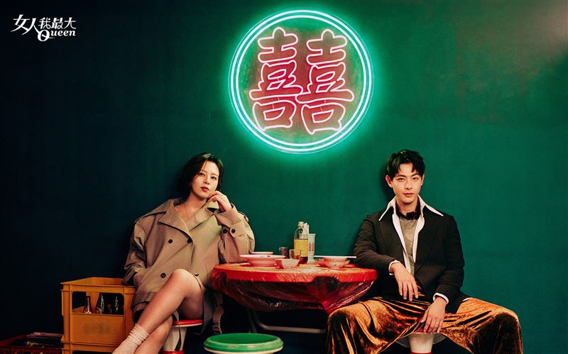 劉品言（左）和連晨翔拍攝《女人我最大》10月封面。（圖／《女人我最大》提供）