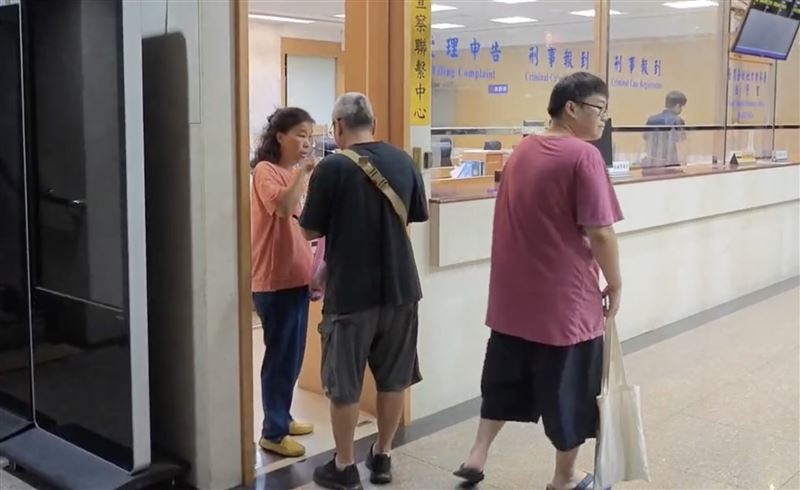 萬華義交中隊前幹事(女)李麗娟,被以200萬交保。結果保金拿不出來，檢方降低保金至10萬元。（圖／翻攝畫面）