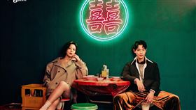 劉品言（左）和連晨翔拍攝《女人我最大》10月封面。（圖／TVBS提供）