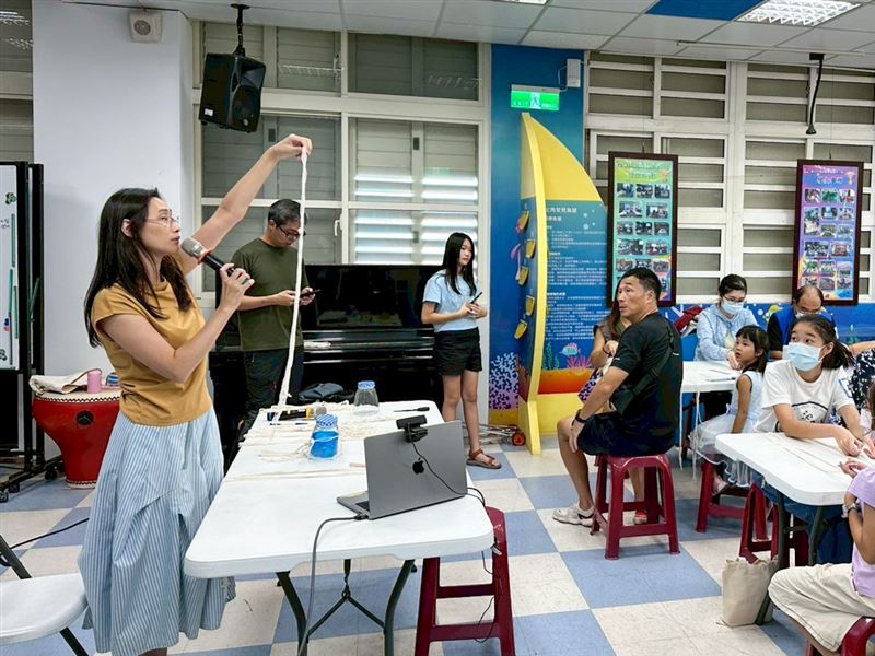 大小朋友在課程中學習將普通的繩子巧手編織成美觀又實用的可重複使用提袋。（圖／新北市政府環保局提供）
