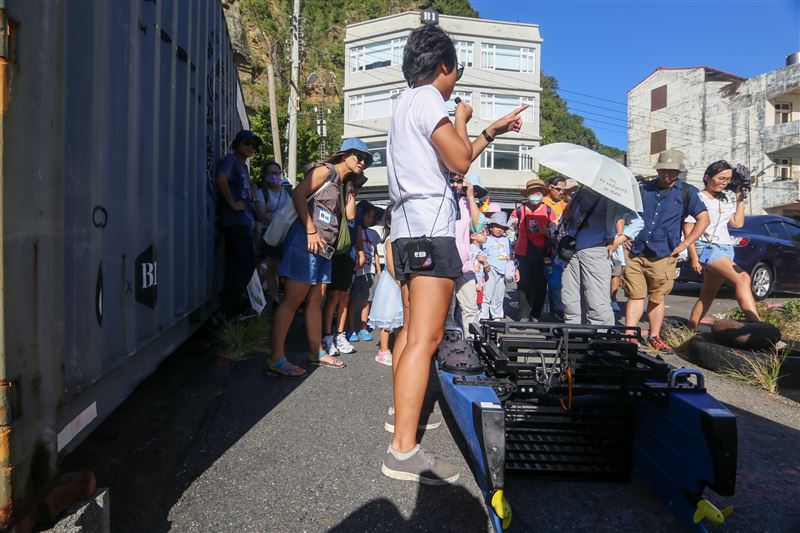 講師介紹著無人海洋垃圾收集船「湛鬥機」的運作原理。（圖／新北市政府環保局提供）