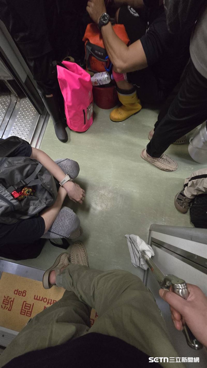 台鐵車廂裡滿滿的人潮，從他們的裝備可以一眼看出，這些人來自各地、來自各行各業的大家，有著同樣的目標&mdash;&mdash;前往花蓮，投入救災。（圖／熱血的「鏟子超人」授權提供）