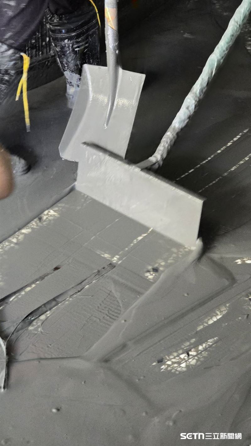 「每次看到地板露出、聽見空氣從爛泥塊底下冒出的聲音，就覺得超療癒的！」一名志工笑著分享，語氣中滿是成就感與喜悅。多位志工也強調，災區的情況其實沒那麼複雜，更沒有像部分鍵盤評論家所說的「徒勞無功」。他們呼籲大眾不要被網路上的謠言誤導，因為每一雙投入的手、每一份實際的行動，對當地居民而言，都是不可或缺的支持與鼓勵。（圖／熱血的「鏟子超人」授權提供）