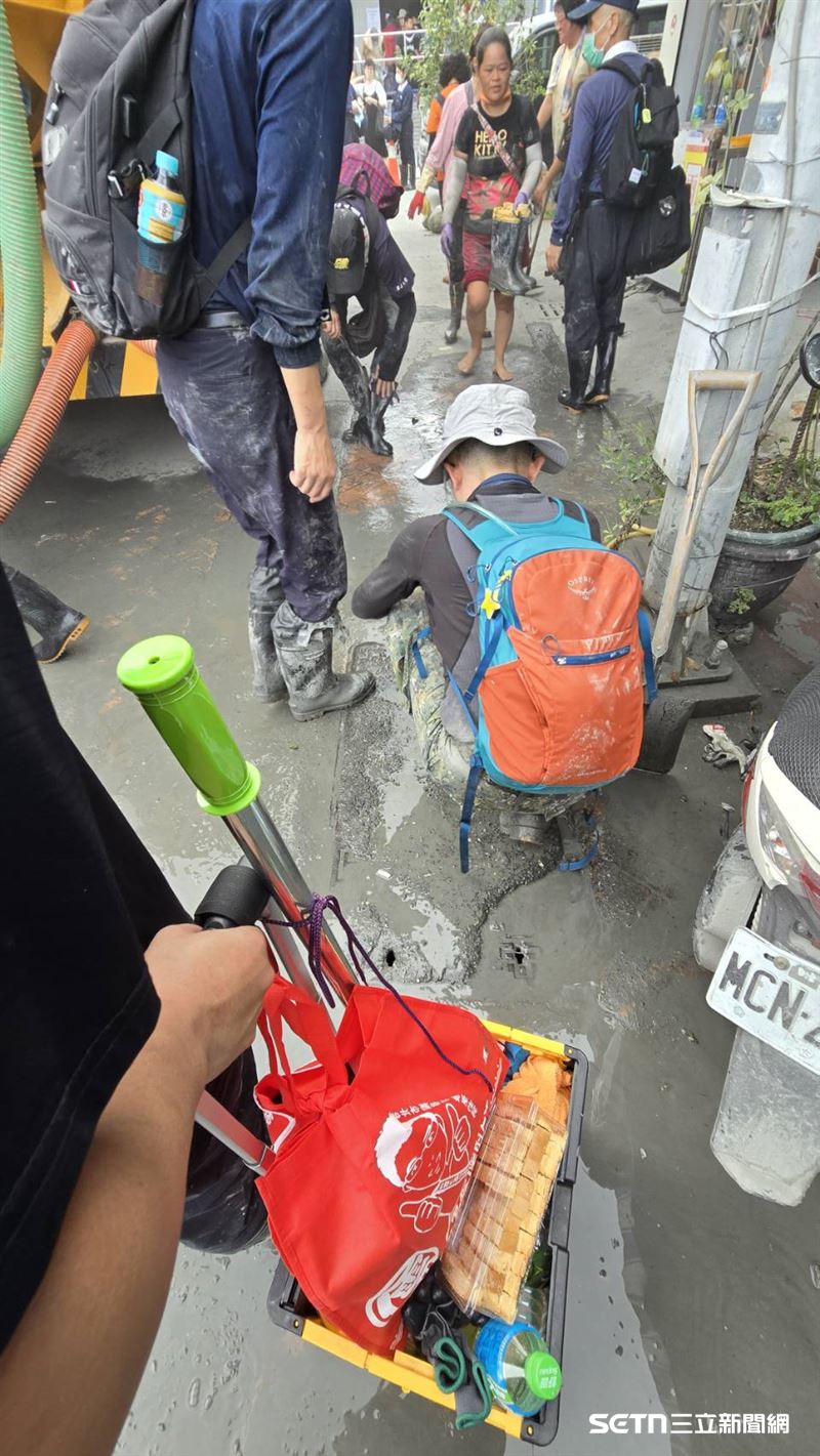 從照片中可以看到，每一名志工的雨鞋都已沾滿厚重泥漿，有的甚至被泥水染成深灰色。那一雙雙佈滿泥痕的鞋子，不只是裝備，更是無數人默默付出的見證，記錄著這場災後重建路上的溫暖與力量。（圖／熱血的「鏟子超人」授權提供）