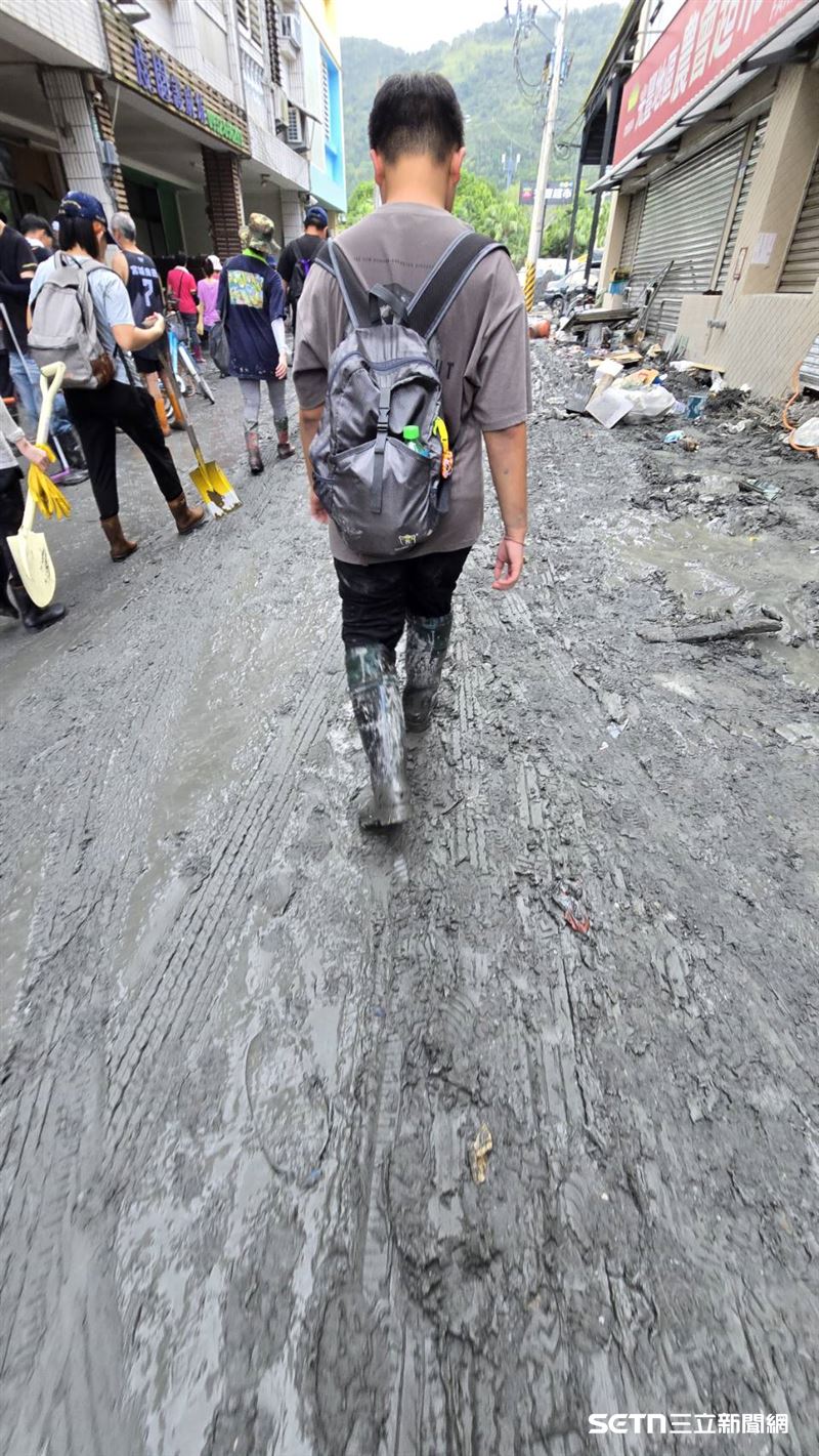 夫妻倆帶著兒子到花蓮救災，志工表示，這一路上他們看到的是滿滿的感動，遇到的是台灣人的溫暖，他語重心長地喊話那些製造對立的網友或政客等，與其在那口水戰，不如把那些力氣拿來救災更實際。（圖／熱血的「鏟子超人」授權提供）