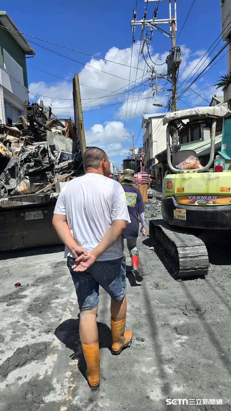 志工解釋，因為污泥很重，裡面的污泥掃出來後要靠小山貓載走，因此小山貓來了，大家就開心地歡呼！（圖／熱血的「鏟子超人」授權提供）