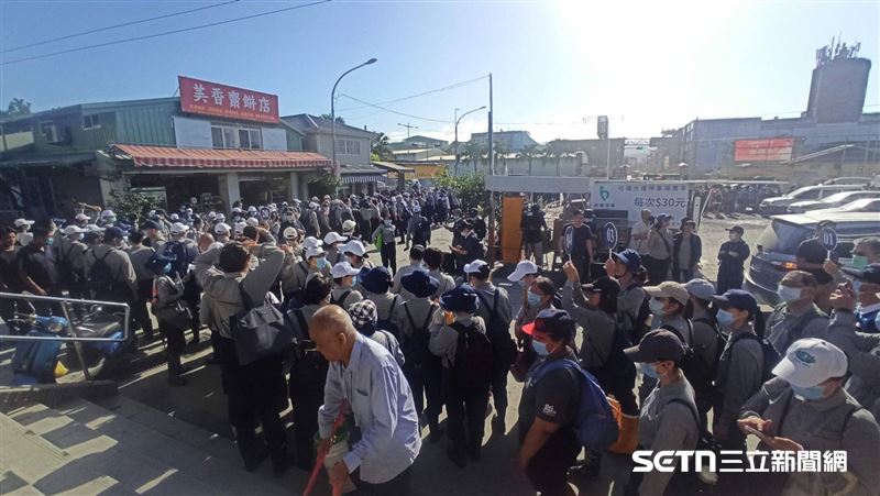 志工分享照片表示，連假那兩天的大清早，每一列火車下車時的情形，前面是地下道，一個很大的ㄩ形隊伍綿延到車站出口。（圖／熱血的「鏟子超人」授權提供）