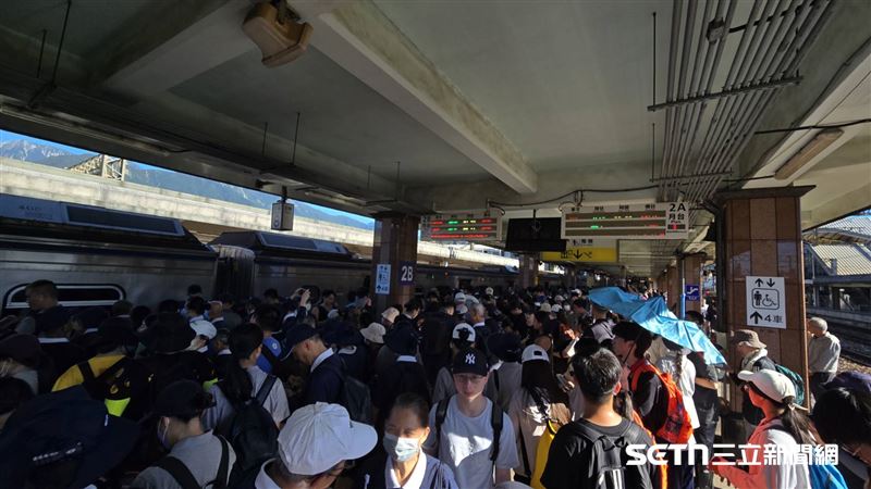 教師節連假時，志工分享每一列火車下車時的情形，月台滿滿的人潮，他感動地說：「我只看到我小小山多又青春洋溢的國家，沒有看到你說的社會對立劍拔弩張的仇恨。」（圖／熱血的「鏟子超人」授權提供）