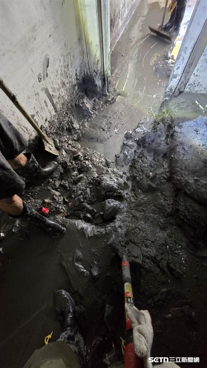 志工興奮地分享：「鏟污泥，終於鏟到看到地板時，內心就會很感動！有莫名的成就感。」（圖／熱血的「鏟子超人」授權提供）