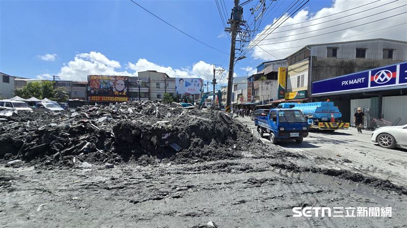 洪水退去後,許多道路、家園和校園都被厚達50公分的淤泥封印。災後第一時間,全台各地許多民眾化身「鏟子超人」志工挺進災區,不眠不休地協助清淤,讓斷水斷電的「災害孤島」重燃希望。(資料照/熱血的「鏟子超人」授權提供)