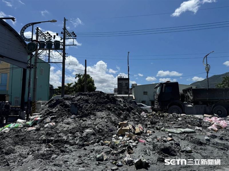 在路上的泥石，混雜著雜物、斷木、甚至鋼筋，需要出動機具協助搬運，才能慢慢打通被堵塞的道路。（圖／熱血的「鏟子超人」授權提供）