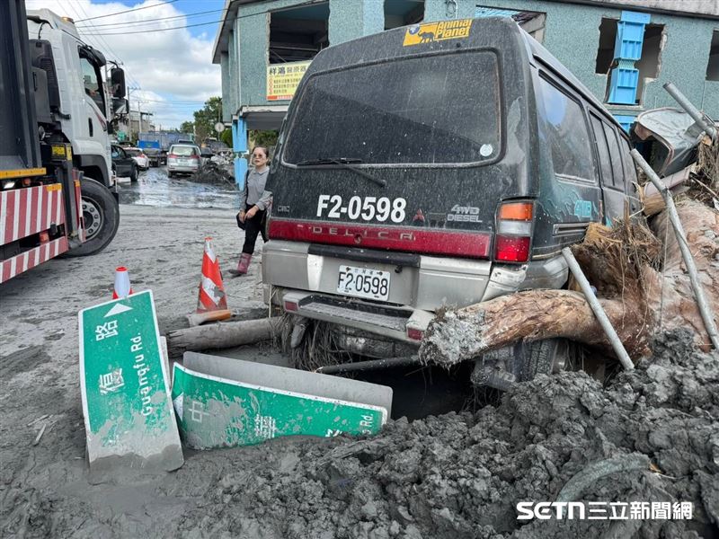 許多路牌也被沖毀，和泥石堆混在一起，有的扭曲變形，有的甚至被沖到數十公尺外的民宅旁，讓人幾乎無法辨識原本的道路指向。可見當時洪災的威力有多驚人，水勢之猛烈，足以將原本固定在地的金屬路牌連根拔起、捲入泥流之中。（圖／熱血的「鏟子超人」授權提供）