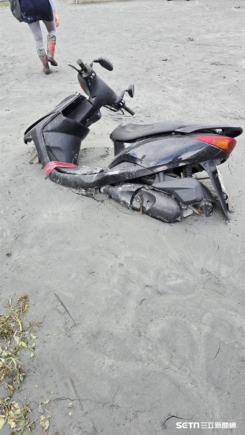 現場還有機車卡在乾掉的泥巴之中，彷彿成了災後時間凍結的見證。（圖／熱血的「鏟子超人」授權提供）