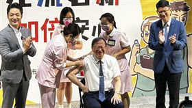 台大醫院院長余忠仁（中）與長者、學齡前幼兒等共同響應政策挽起衣袖接種新冠、流感疫苗。（圖／記者簡浩正攝影）