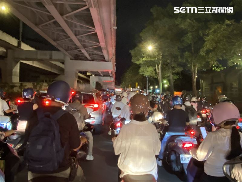 公館圓環下班塞車潮。（圖／記者藍子瑄攝影）