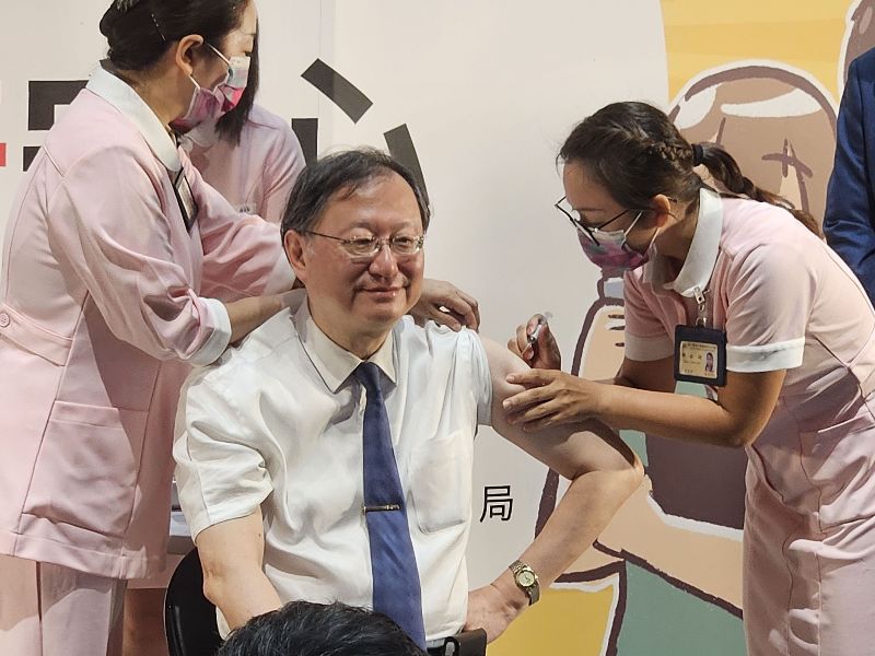 北市傳COVID-19疫苗不夠，疾管署本週將配送6千劑。圖為台大醫院院長余忠仁（右2）代表醫事人員示範接受疫苗接種