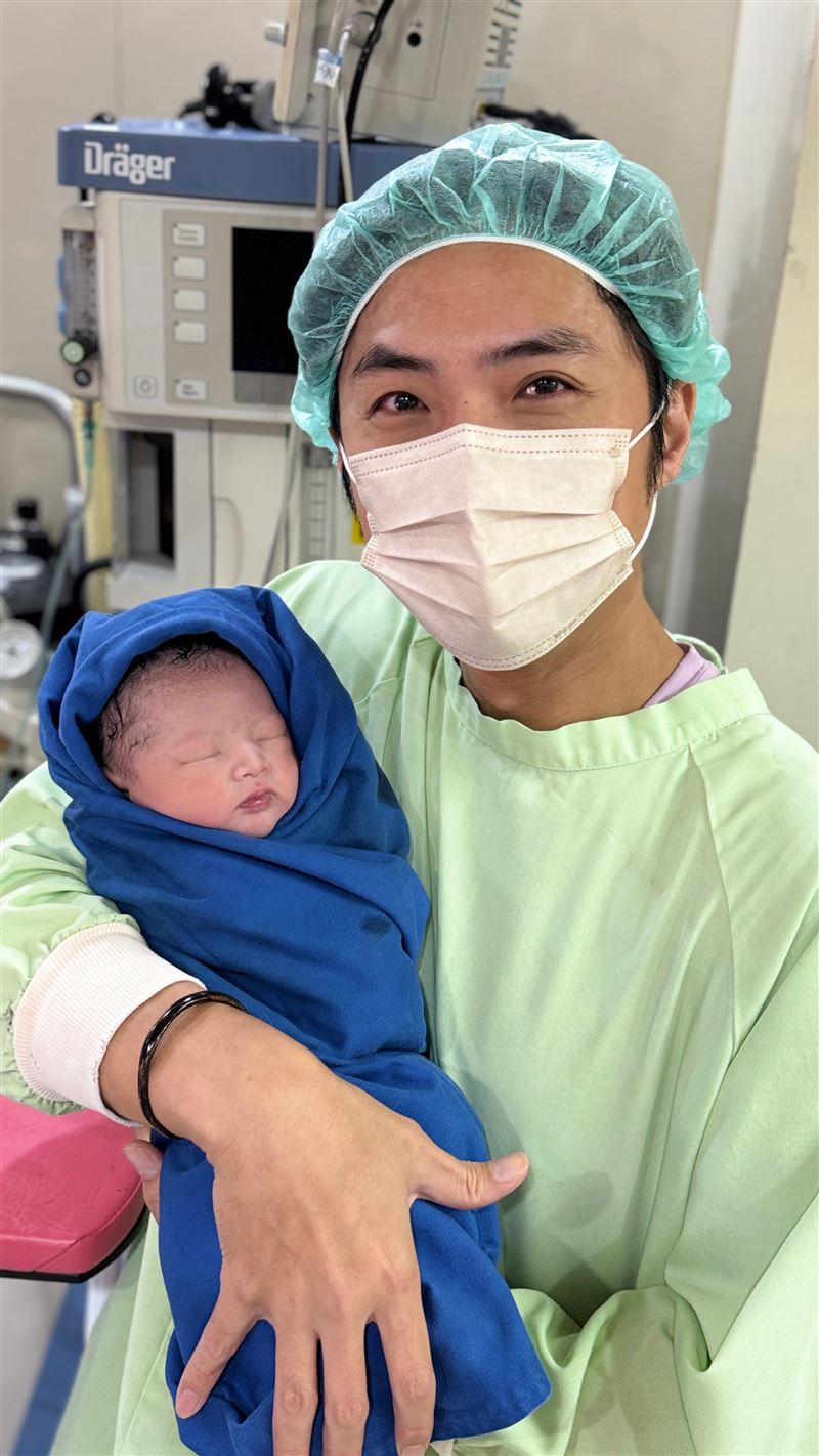 李運慶迎接二女兒出生感動落淚。（圖／繁星浩月提供）