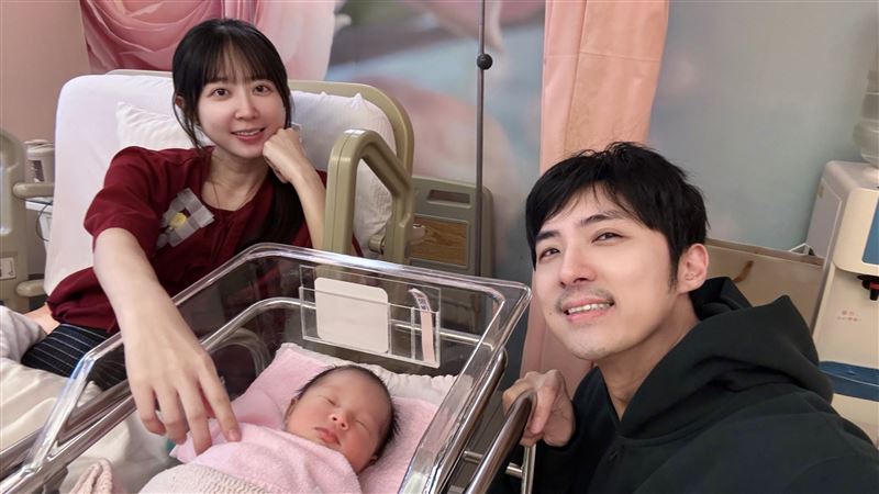李運慶（右）、洪詩迎接第二個女兒出生。（圖／繁星浩月提供）