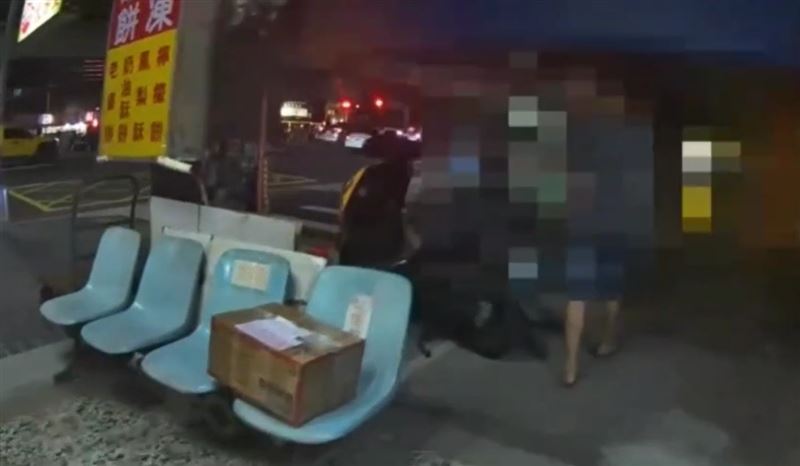 越籍移工車手在取貨站內，形跡可疑，見員警靠近立刻轉身離開，心虛逃跑。(圖／翻攝畫面)