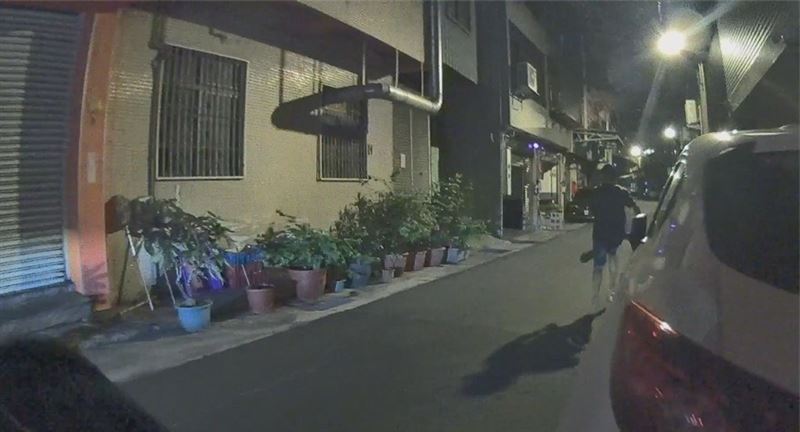 熱心民眾當場借員警機車，合力圍捕逃逸的越籍男子。(圖／翻攝畫面)