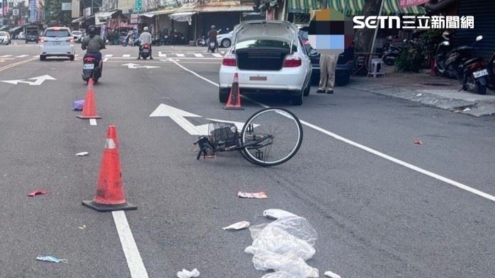 事故現場遺留死者單車，物品散落一地。（圖／翻攝畫面）