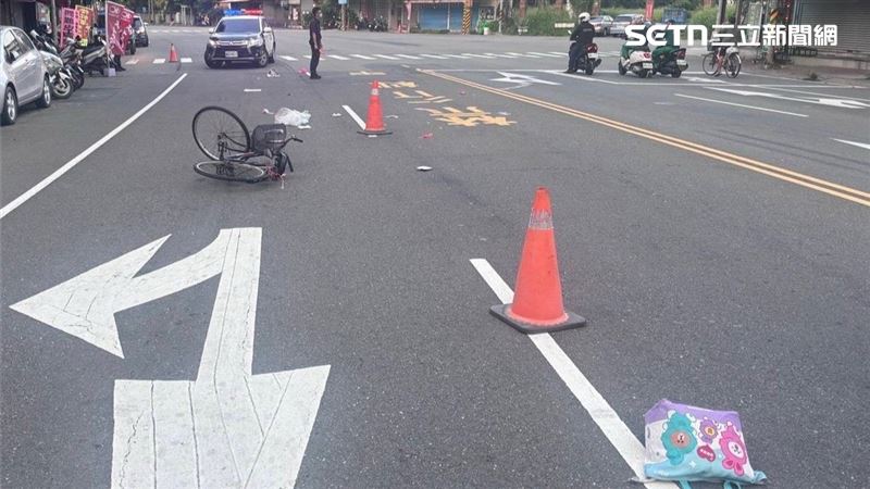 高雄市楠梓區昨天發生死亡車禍，騎單車的81歲騎單車的曾姓老翁被撞倒，送醫搶救不治。（圖／翻攝畫面）