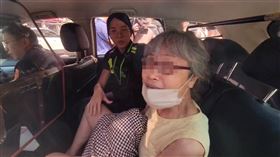 曾姓白髮婦人（73歲）在北捷列車上逼讓「優先席」被踹引起熱議，今天曾女在北市大同區超商鬧事被逮，進而查出她還是一名竊盜通緝犯，曾女稍早前被警方移送士檢歸案，她上車前竟還大喊：「我裡面有手銬，被包起來」、「我是好人，莫名其妙，我不介意你們看！」