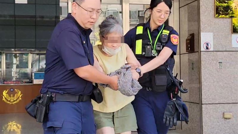 曾姓白髮婦人（73歲）在北捷列車上逼讓「優先席」被踹引起熱議，今天曾女在北市大同區超商鬧事被逮，進而查出她還是一名竊盜通緝犯，曾女稍早前被警方移送士檢歸案，她上車前竟還大喊：「我裡面有手銬，被包起來」、「我是好人，莫名其妙，我不介意你們看！」