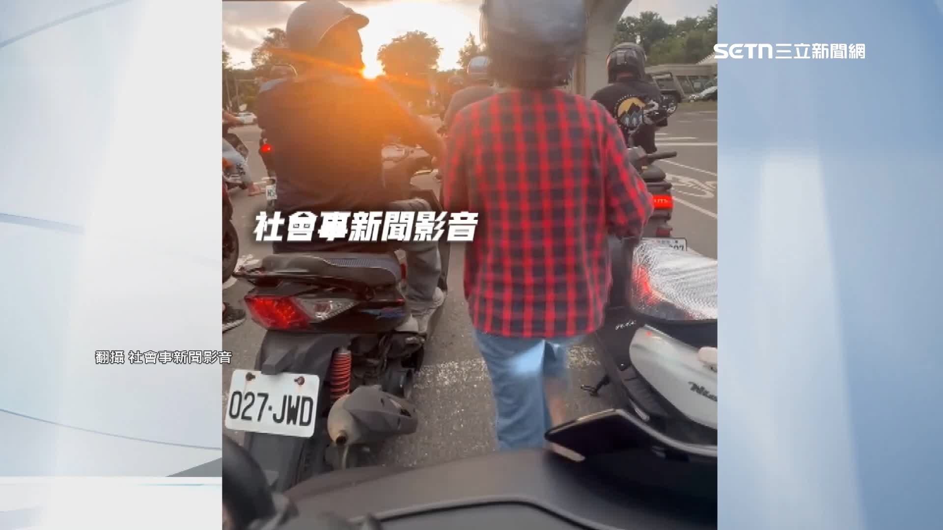 楠梓有一位女士趁著停的空，下做起了健康操。（／翻自社事新影音）