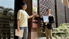 ▲律師陳又新、青年監督聯盟執行長許譽騰赴北檢告發。（圖／記者楊佩琪攝）