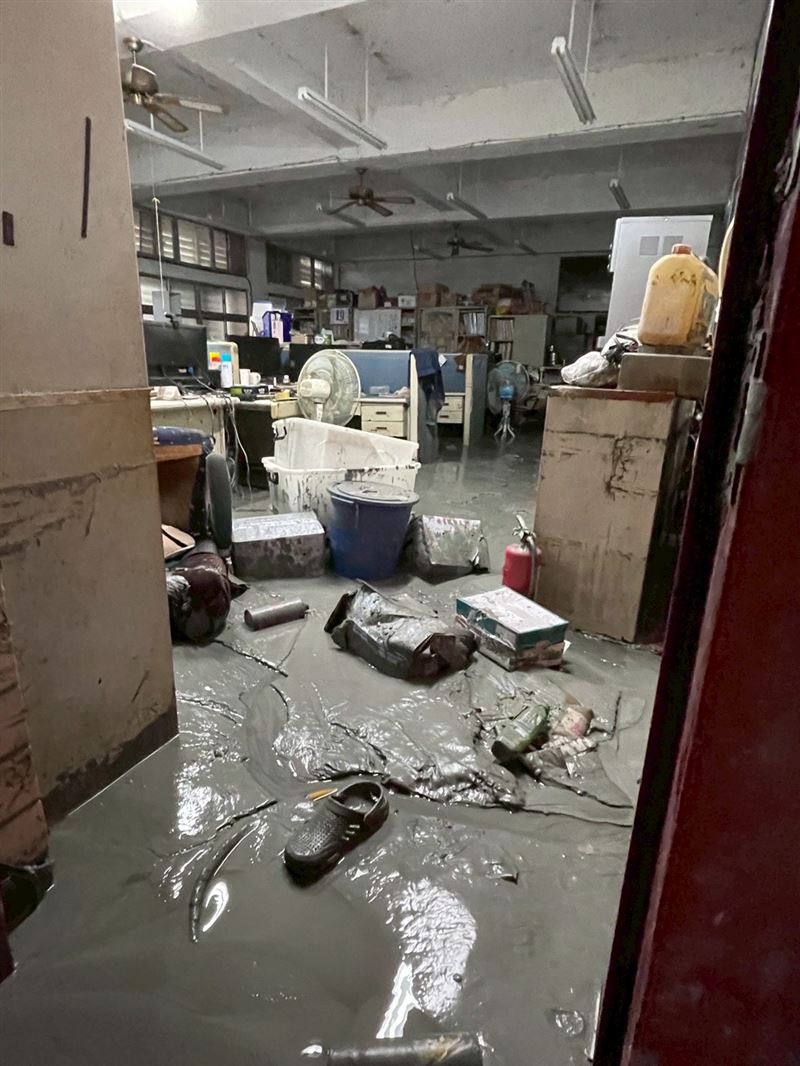 光復國中辦公室積滿淤泥。（圖／翻攝畫面）